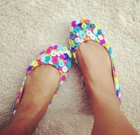 nogi, buty, pomysł, diy, zrób to sam, guziki, laćki