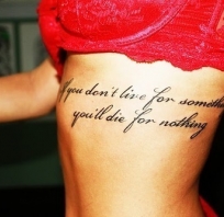 tatuaż, sentencja, pod piersią, tattoo, kobieta, pod biustem