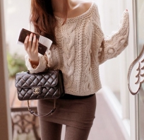 jesień, zima, torebka, beż, beige, winter, autumn, moda, sweter, sweater, kremowy, fashion, swetry, warkocze, mini, skirt, bag, spódniczka, ubrania, clothes, czarna, pikowana, cream, chanelka, kolory ziemi, sweaters, ciepłe ubrania, warm clothes, earth tones, gruby sweter, thick sweater, plaits
