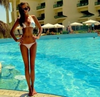 base, dziewczyna, nogi, bikini, fitness, szczupła, błękitna, woda, hotel, wakacje, fotografia, zdjęcie