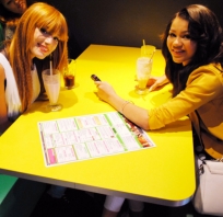 ślicznotki, bella, thorne, zendaya, coleman, w barze, owocowy mus, na koktailu