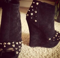 buty, damskie, koturny, wedge, czarne, zamsz, ćwieki, nity