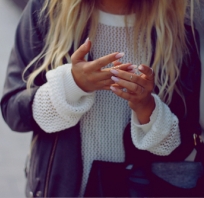sweter, biały, kurtka, skóra, kate, moss, styl, modnie, torebka