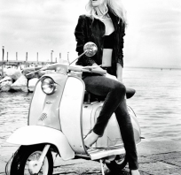 b&w, fashion, vintage, skuter, ellen von unwerth, claudia schiffer, motor