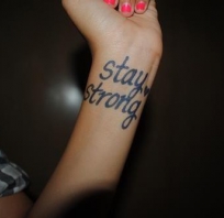 tatuaż, ręka, stay, strong, ręka, na ręce, kobieta, tatuaż na rękę