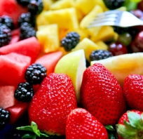 sałatka, truskawki, ananas, banan, jerzyny