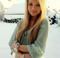 ładna, zgrabna, zima, chłodno, blondynka, uśmiech, smile, bluzka