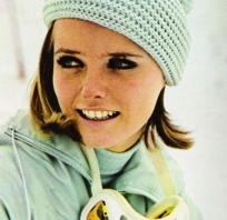 kobieta, old school, snowboard, śnieg, zima, narty, czapka, gogle, blondynka, ładny uśmiech