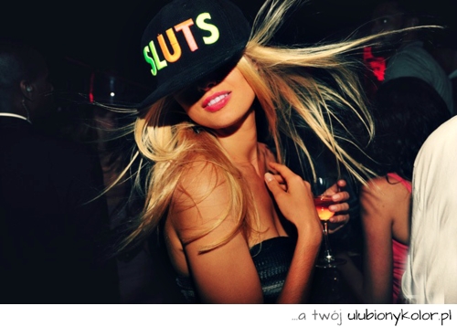 dziewczyna, blondynka, usta, blond, czapeczka, czapka, drink, wino, alkohol, impreza, party, prywatka
