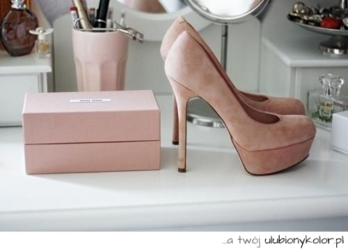 szpilki, zamsz, piękne, pudełko, kobieta, styl, moda, moda 2012, na obcasie, obcas, dziewczyna, eleganckie, elegancja, moda