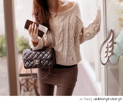 jesień, zima, torebka, beż, beige, winter, autumn, moda, sweter, sweater, kremowy, fashion, swetry, warkocze, mini, skirt, bag, spódniczka, ubrania, clothes, czarna, pikowana, cream, chanelka, kolory ziemi, sweaters, ciepłe ubrania, warm clothes, earth tones, gruby sweter, thick sweater, plaits