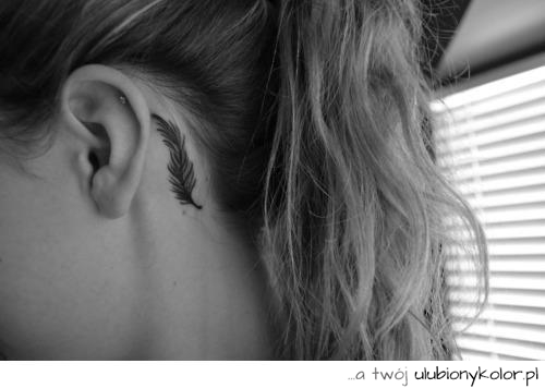 tatuaż, damski, dyskretny, za uchem, piórko, tatoo, piękny