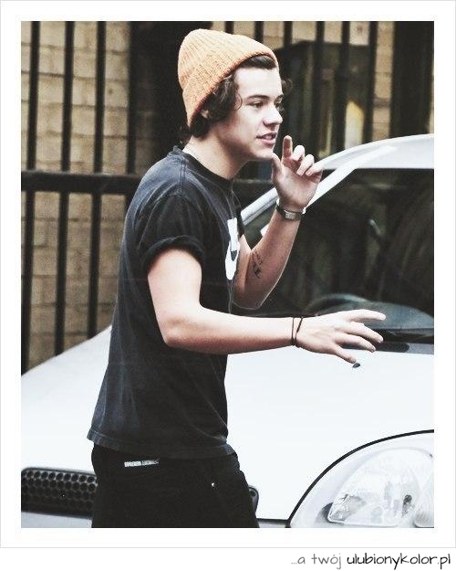 harry, sexy, chłopa, modny, fashion, czapka, fryzura, t-shirt
