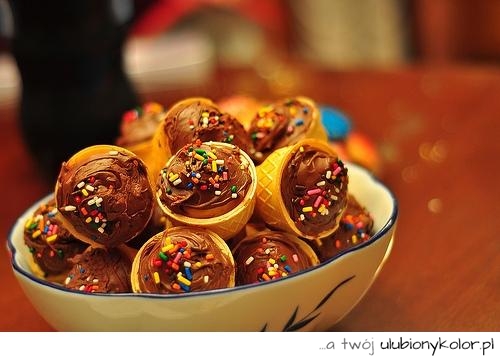 babeczki, malutkie, posypka, czekoladowe, deserek, pychotka, łasuchy