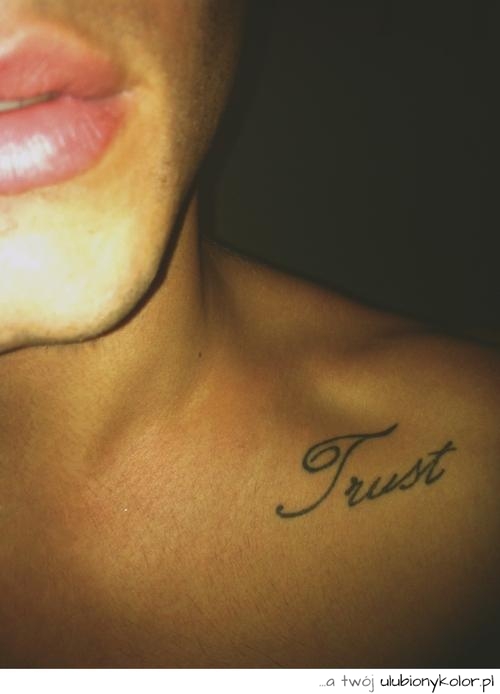 trust, zaufanie, tatuaż, mały, dyskretny, napis, ramię