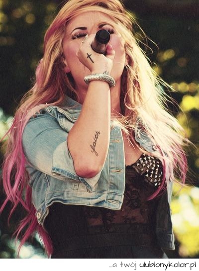 demi lovato, tatuaż, napis, wzór, fajny, kobieta