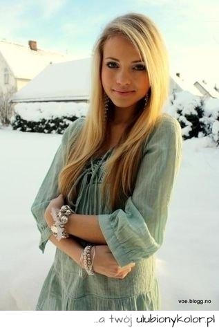 ładna, zgrabna, zima, chłodno, blondynka, uśmiech, smile, bluzka