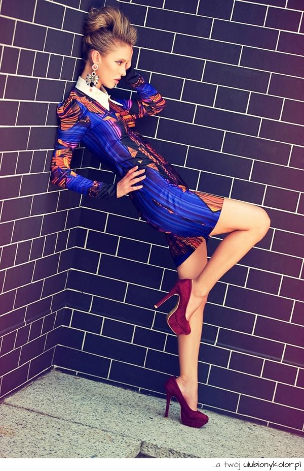 sukienka, kolorowa, biżuteria, szpilki, sesja, moda 2012, fryzura, blond, blondynka, dziewczyna, kobieta, dziewicza